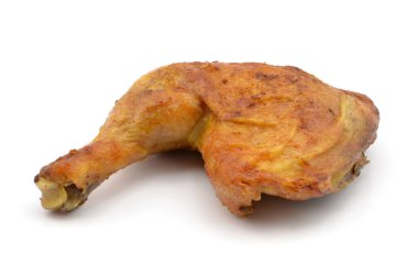 Beyaz arka planda izole edilmiş fırında tavuk budu.