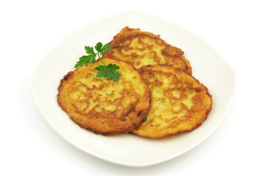 Beyaz bir arka plan üzerinde patates Pancakes