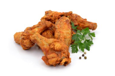 Beyaz arka planda izole edilmiş fırında tavuk kanatları.