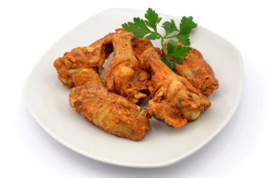 Beyaz arka planda izole edilmiş fırında tavuk kanatları.