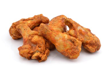 Beyaz arka planda izole edilmiş fırında tavuk kanatları.