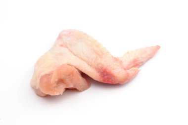 Beyaz arkaplanda izole edilmiş tavuk kanadı