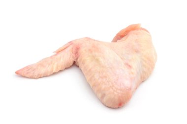 Beyaz arkaplanda izole edilmiş tavuk kanadı