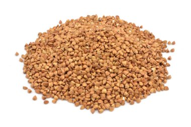 Beyaz arka planda kavrulmuş karabuğday.