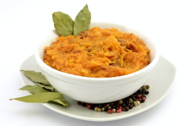 Beyaz arka planda lahana turşulu bigolar.