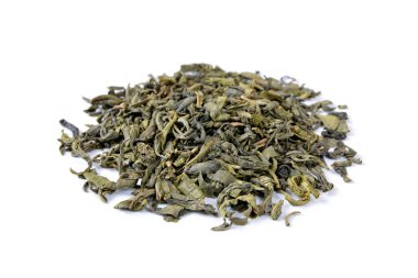 Beyaz arkaplanda izole edilmiş yeşil çay