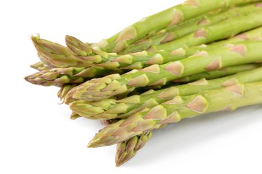 Beyaz arkaplanda yeşil kuşkonmaz