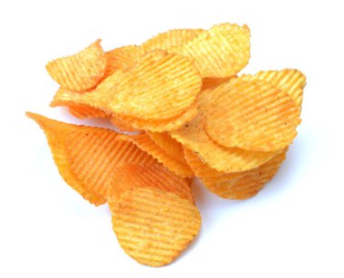 Beyaz arkaplanda patates cipsi