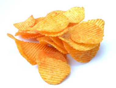 Beyaz arkaplanda patates cipsi