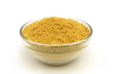 Beyaz bir arka plan üzerinde toz zencefil