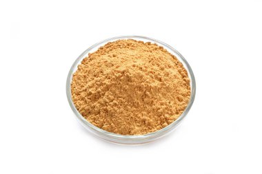 Beyaz bir arka plan üzerinde toz zencefil