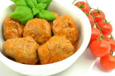 Domates soslu kıymalı köfte.