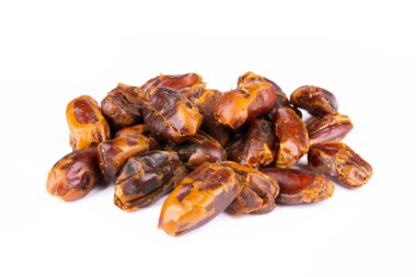 Beyaz arkaplanda kurumuş tarihler