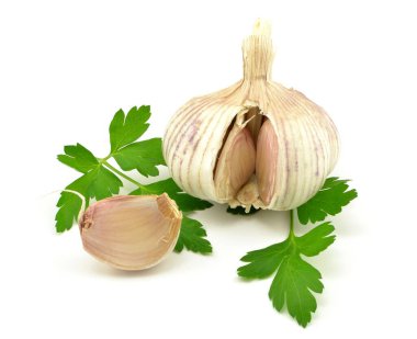 Beyaz arka planda sarımsak