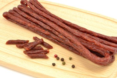 Kabanos sosisleri tahtada