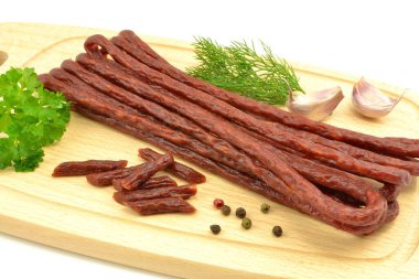 Kabanos sosisleri tahtada