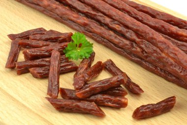 Kabanos sosisleri tahtada