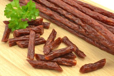 Kabanos sosisleri tahtada