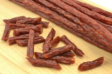 Kabanos sosisleri tahtada