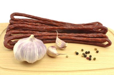 Kabanos sosisleri tahtada