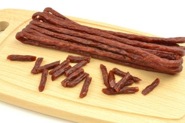 Kabanos sosisleri tahtada