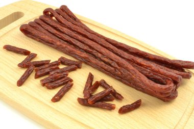 Kabanos sosisleri tahtada