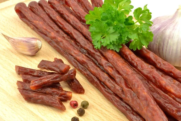 Kabanos sosisleri tahtada