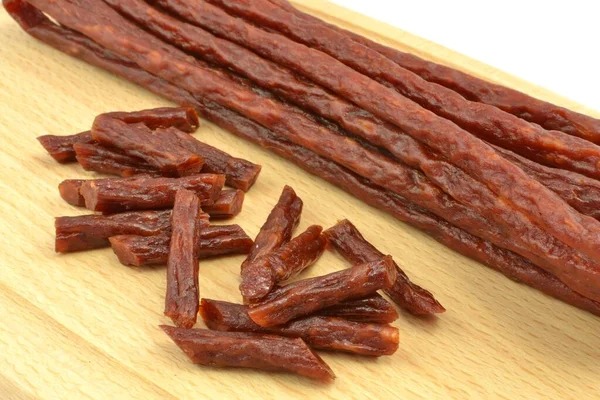 Kabanos sosisleri tahtada