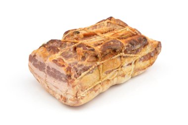 Beyaz arka planda pişmiş domuz pastırması