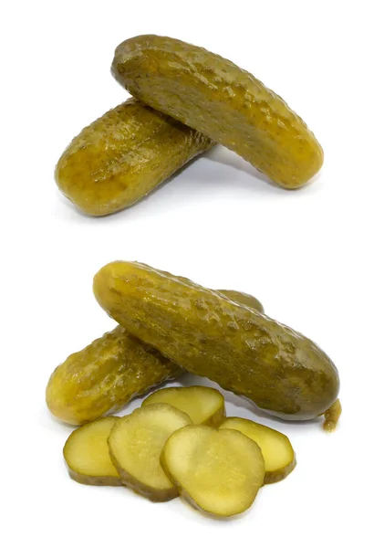 beyaz zemin üzerine salatalık turşusu