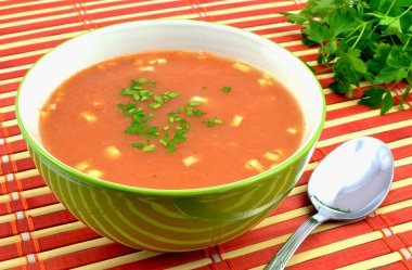 domates çorbası erişte ile