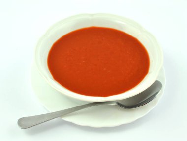 beyaz zemin üzerine domates çorbası