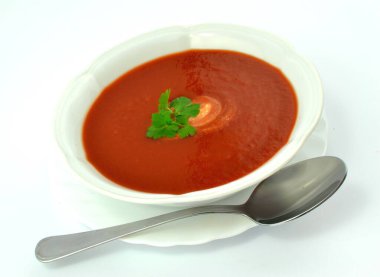 beyaz zemin üzerine domates çorbası