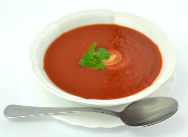 beyaz zemin üzerine domates çorbası