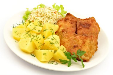 Patates ve salatalı kızarmış balık.