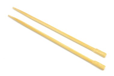 Beyaz arka planda izole edilmiş tahta çubuklar.