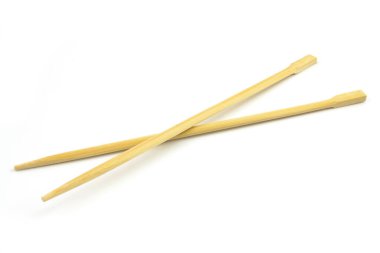 Beyaz arka planda izole edilmiş tahta çubuklar.