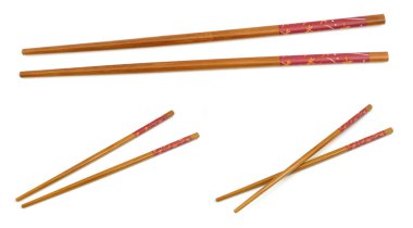 Beyaz arka planda izole edilmiş tahta çubuklar.