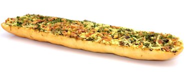 Beyaz arka planda mantarlı güveç.