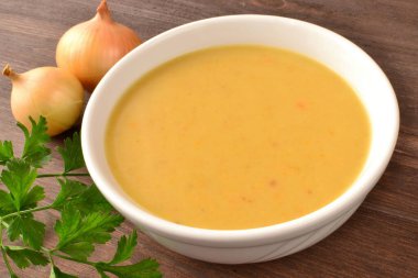 bir kapta soğan çorbası