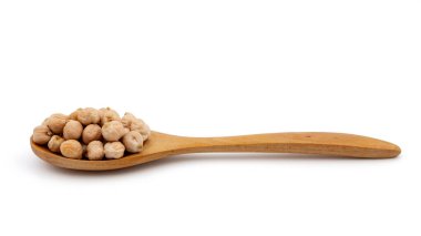 Nohut bir tahta kaşık üzerinde