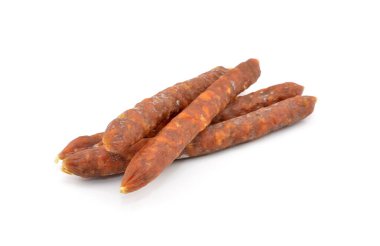 Beyaz arka planda izole edilmiş salam sosisleri.
