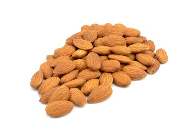 Beyaz arkaplandaki bademler