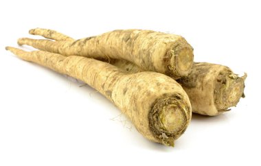 Beyaz arkaplanda izole edilmiş maydanoz kökü