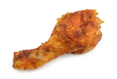 beyaz arka planda fırında tavuk budu