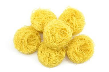 beyaz arkaplanda makarna