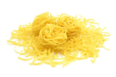 beyaz arkaplanda makarna