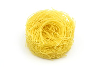 beyaz arkaplanda makarna