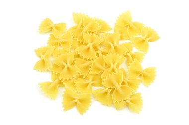 beyaz arkaplanda makarna