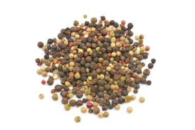 Beyaz bir arka plan üzerinde renkli biber